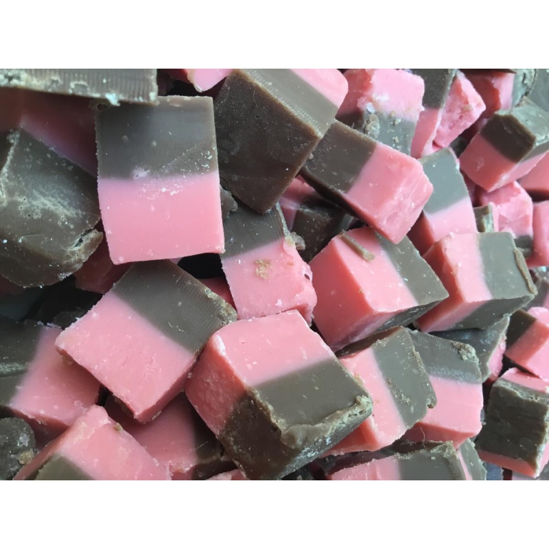 STRAWBERRY AND CHOCOLATE FUDGE 200g