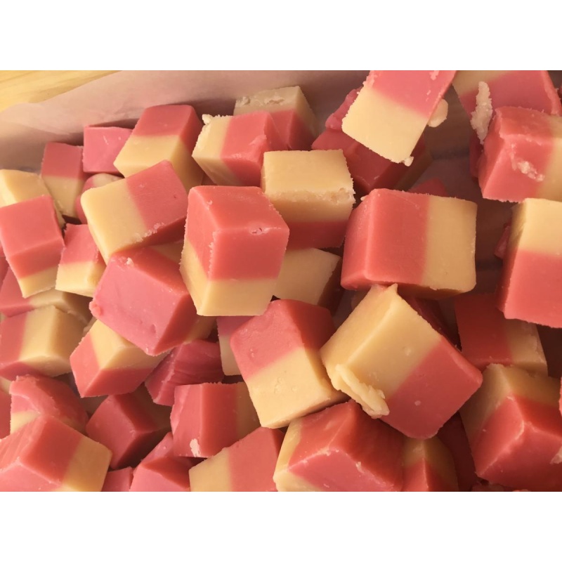 STRAWBERRY AND CREAM FUDGE 200g